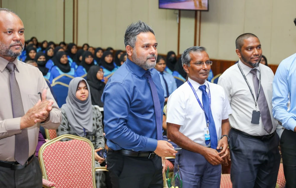 photo for ދުނިޔޭގެ ކަނޑުގެ ދުވަސް ފާހަގަކުރުމުގެ ގޮތުން ވިލާ އިންޓަނޭށަނަލް ހައި ސްކޫލުން ބޭއްވި ހަފްލާގައި ވަޒީރު ޝިޔާމް ބައިވެރިވެވަޑައިގަތުން